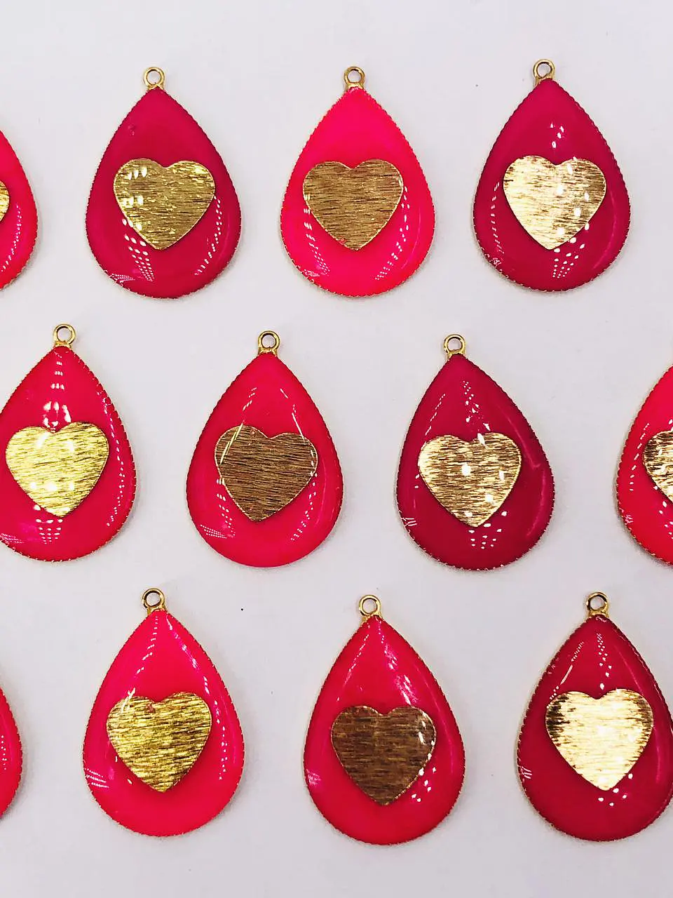 GOTA RESINA FUCSIA CORAZÓN BAÑO DE ORO T7047 1