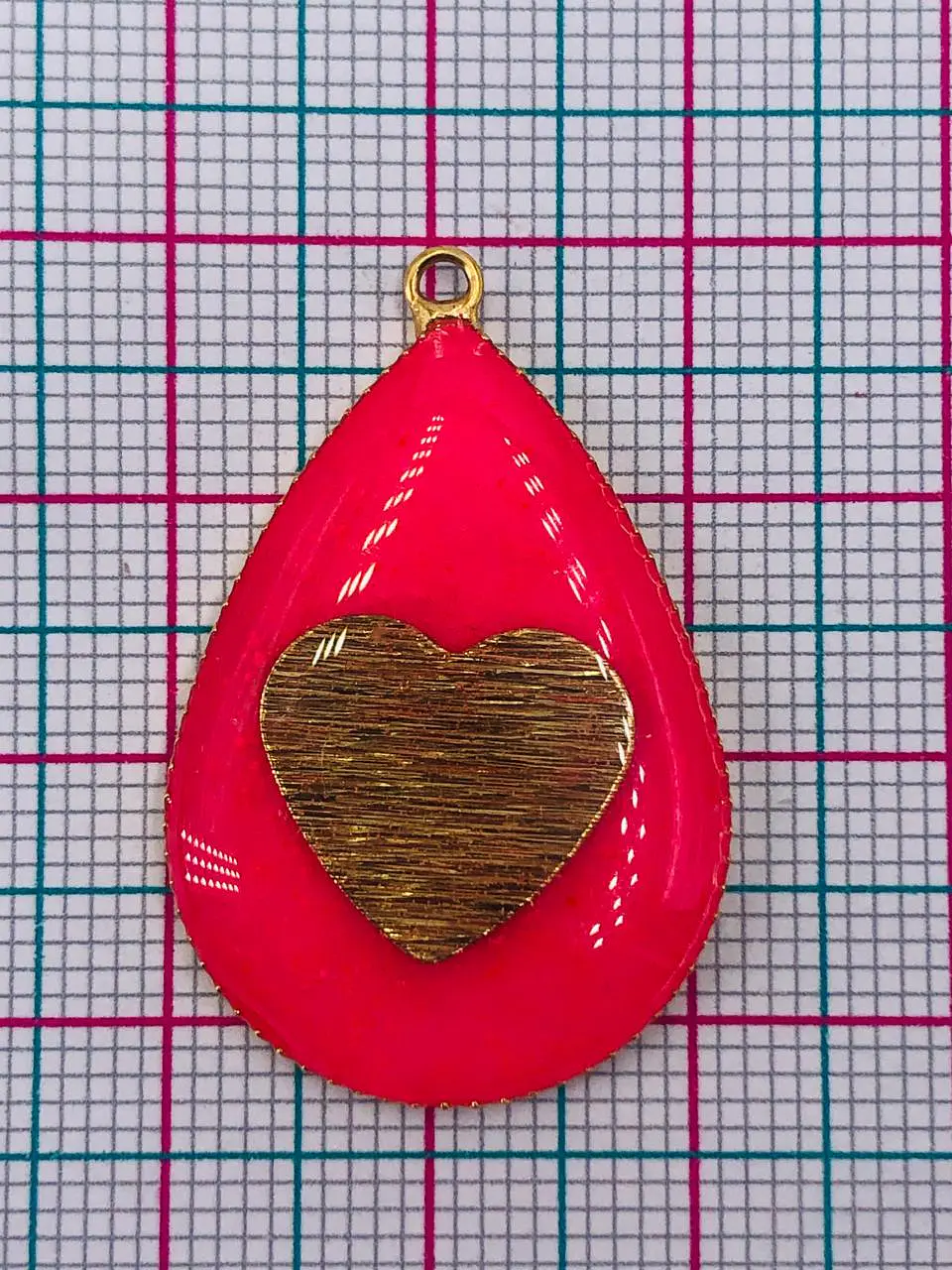 GOTA RESINA FUCSIA CORAZÓN BAÑO DE ORO T7047 2