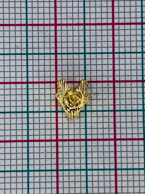 TOPO PEQUEÑO V LISO BAÑO DE ORO TZD0100