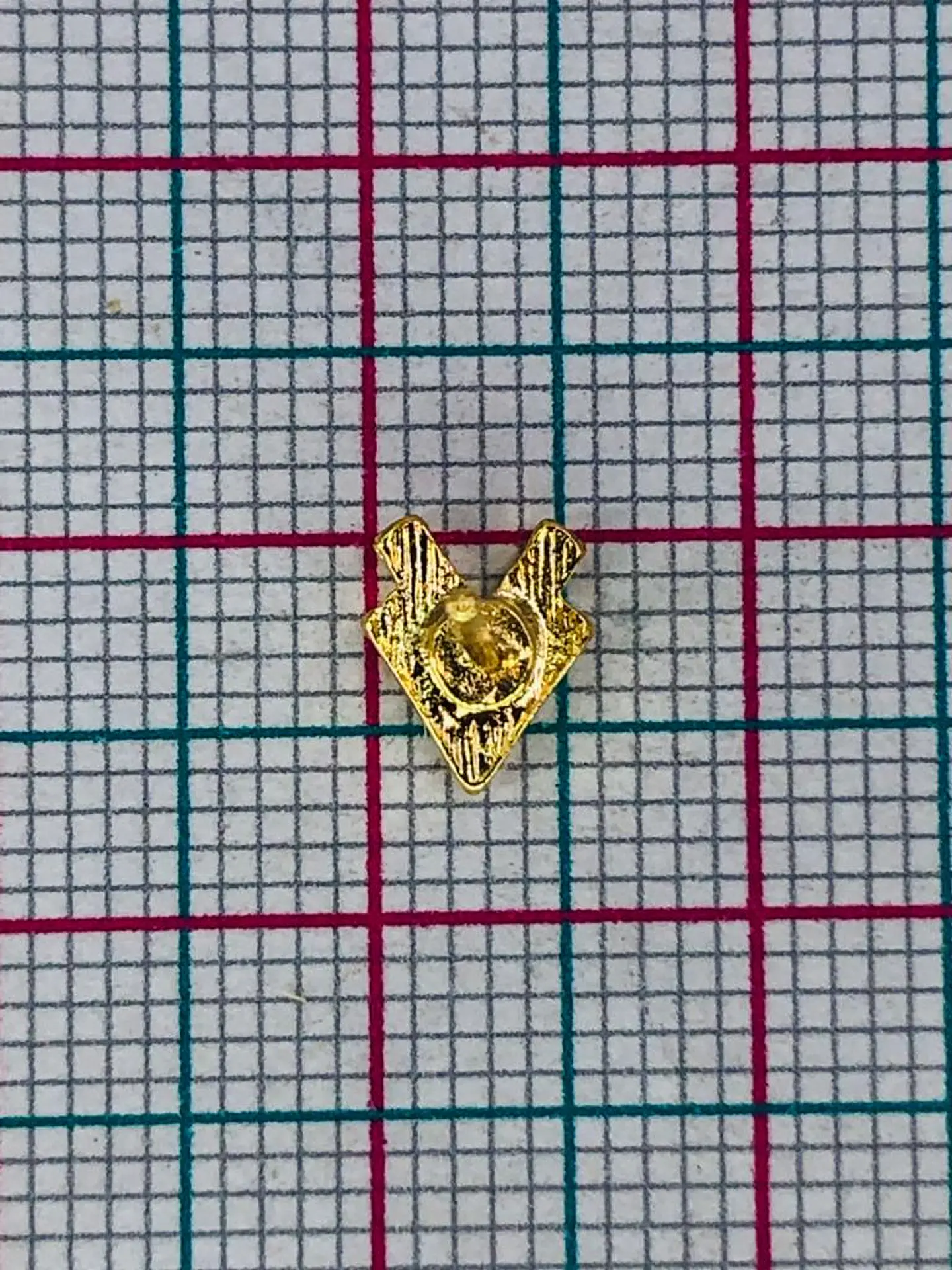 TOPO PEQUEÑO V LISO BAÑO DE ORO TZD0100 2