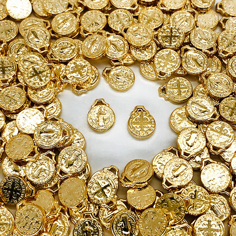 DIJE SAN BENITO BAÑO DE ORO