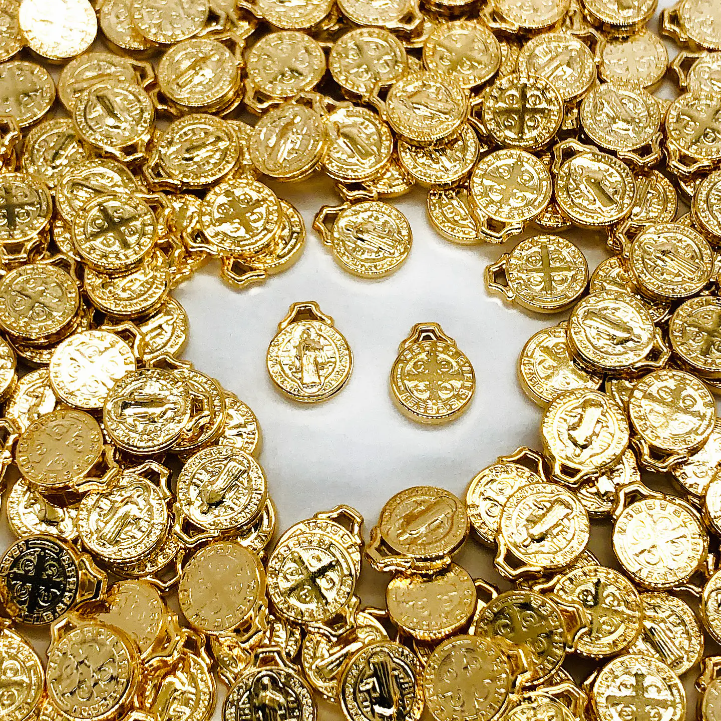 DIJE SAN BENITO BAÑO DE ORO 1