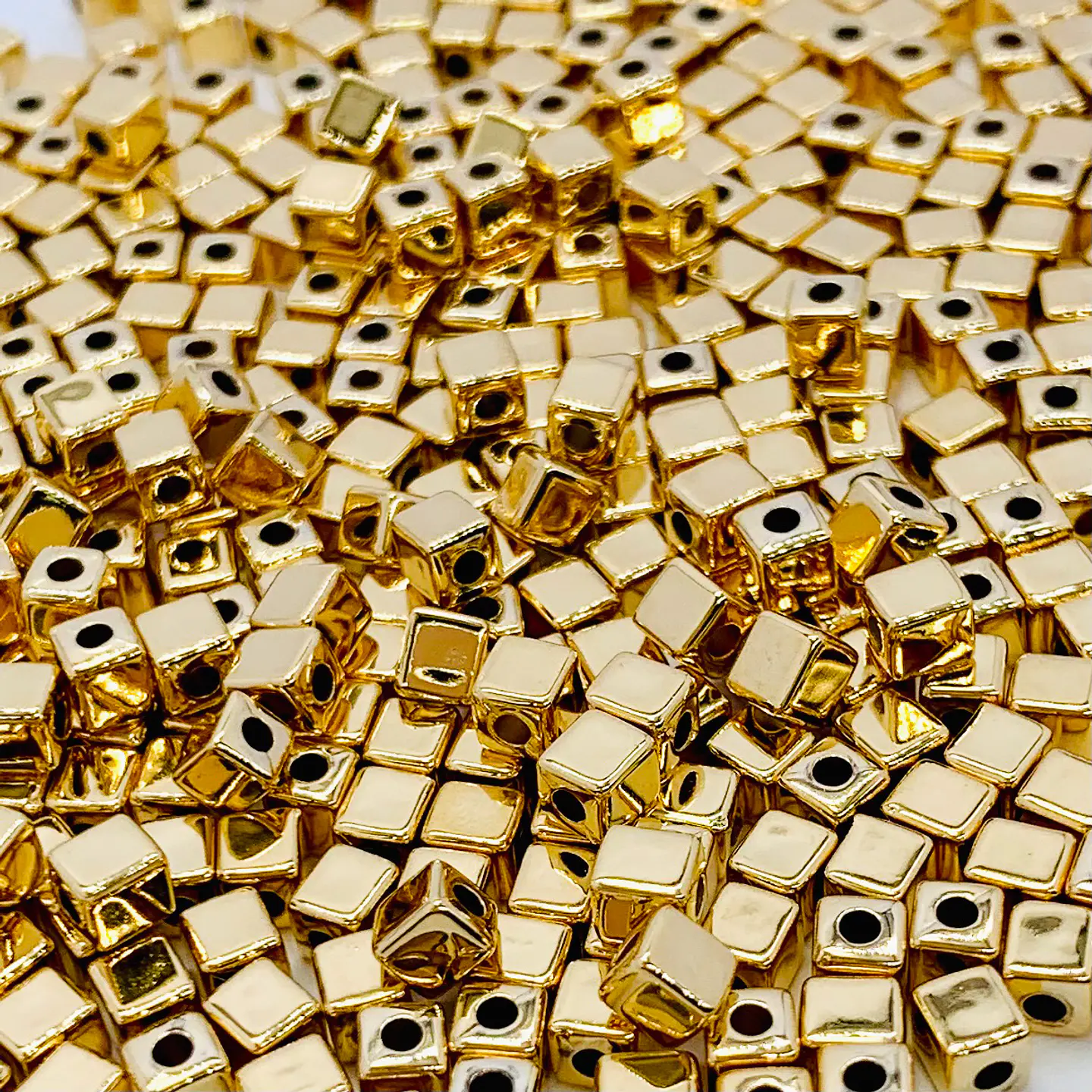 SEPARADOR ✦ CUBO BAÑO DE ORO 4*4 MM 1