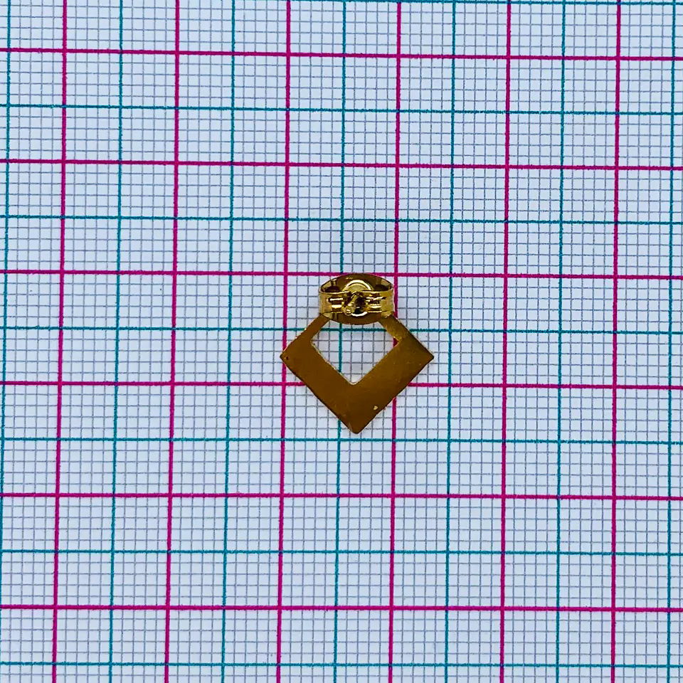 HERRAJE ✦ TOPO ROMBO EN ACERO 14X14 MM 2