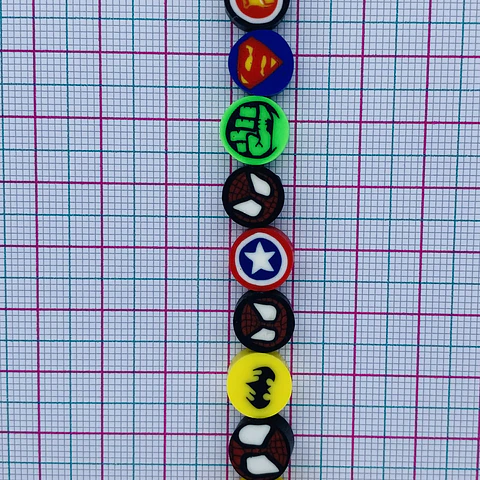 Pasante Escudos Súper Héroes • Fimo • 10x10 mm