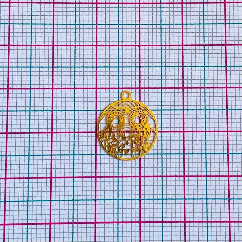 SAGRADA FAMILIA MINI DIJE BAÑO DE ORO T-043 2