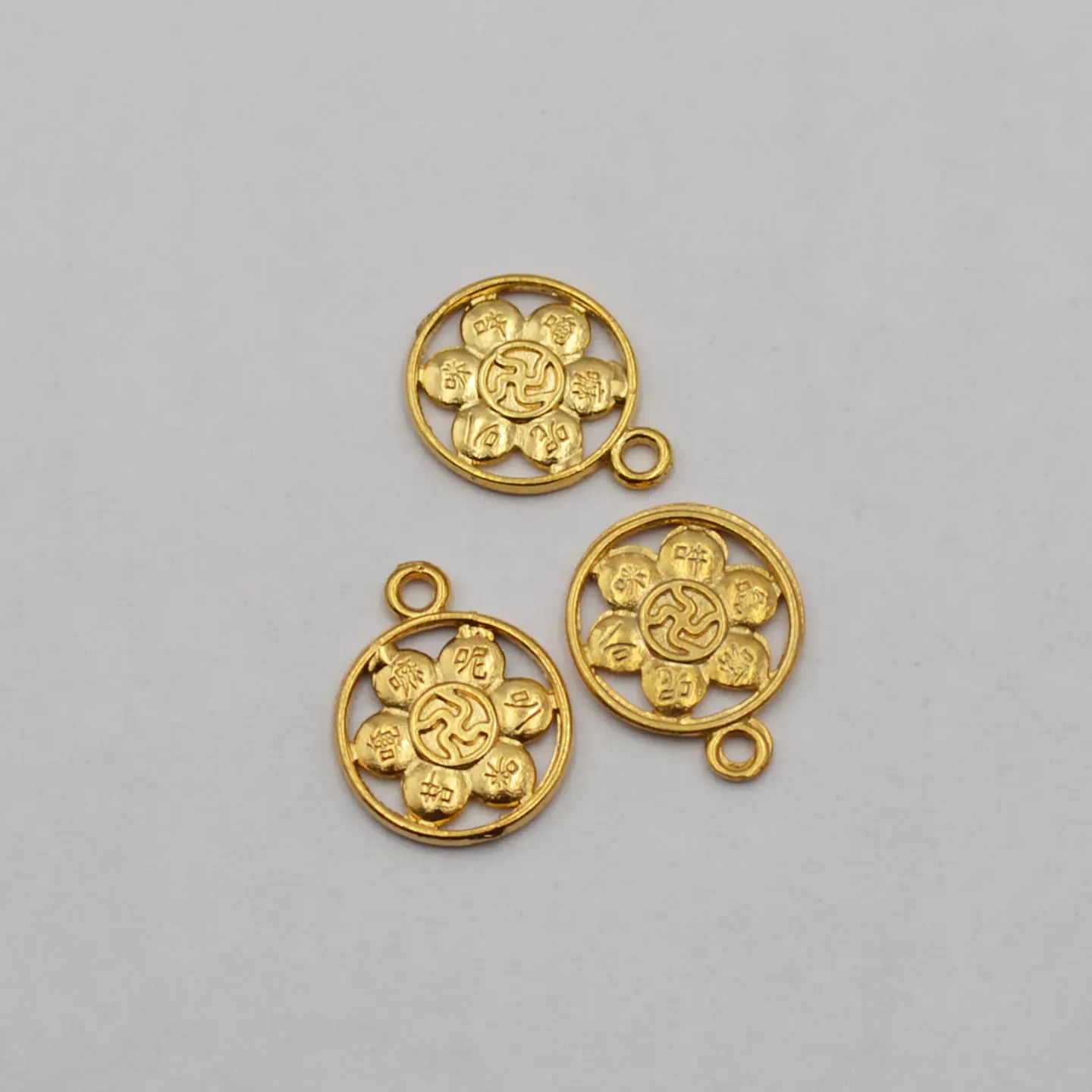 CIRCULO CON FLOR BAÑO DE ORO W-4438  1