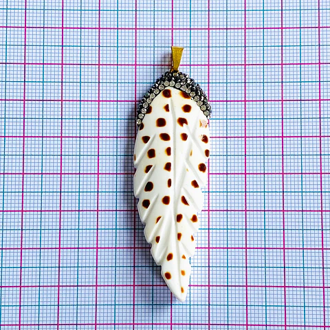 DIJE ✦ PLUMA NÁCAR 65*20 MM