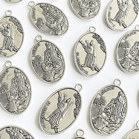 MEDALLA ✦ VIRGEN DE LOURDES ZAMAK