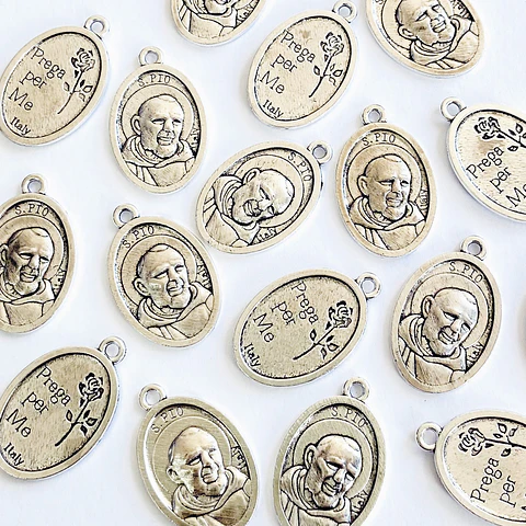 MEDALLA ✦ PADRE SAN PIO ZAMAK