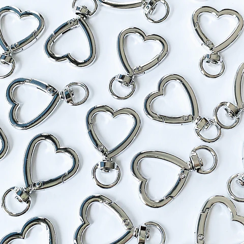 BROCHE MOSQUETÓN CORAZÓN (ELIGE TU COLOR FAVORITO) 