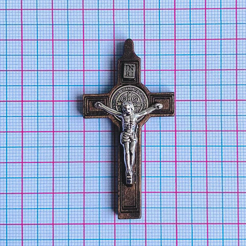 DIJE ✦ CRISTO EN MADERA Y ZAMAK