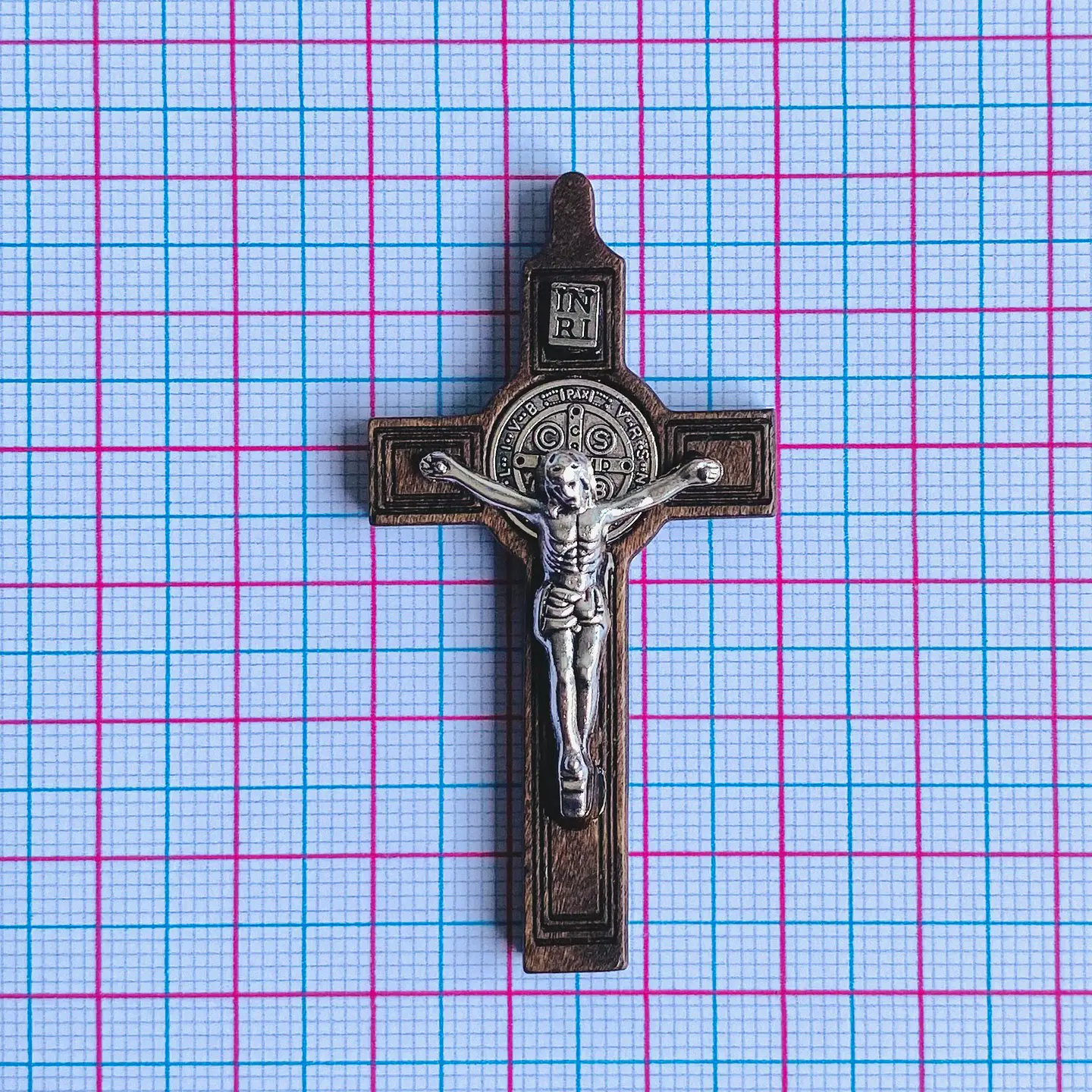 DIJE ✦ CRISTO EN MADERA Y ZAMAK 2