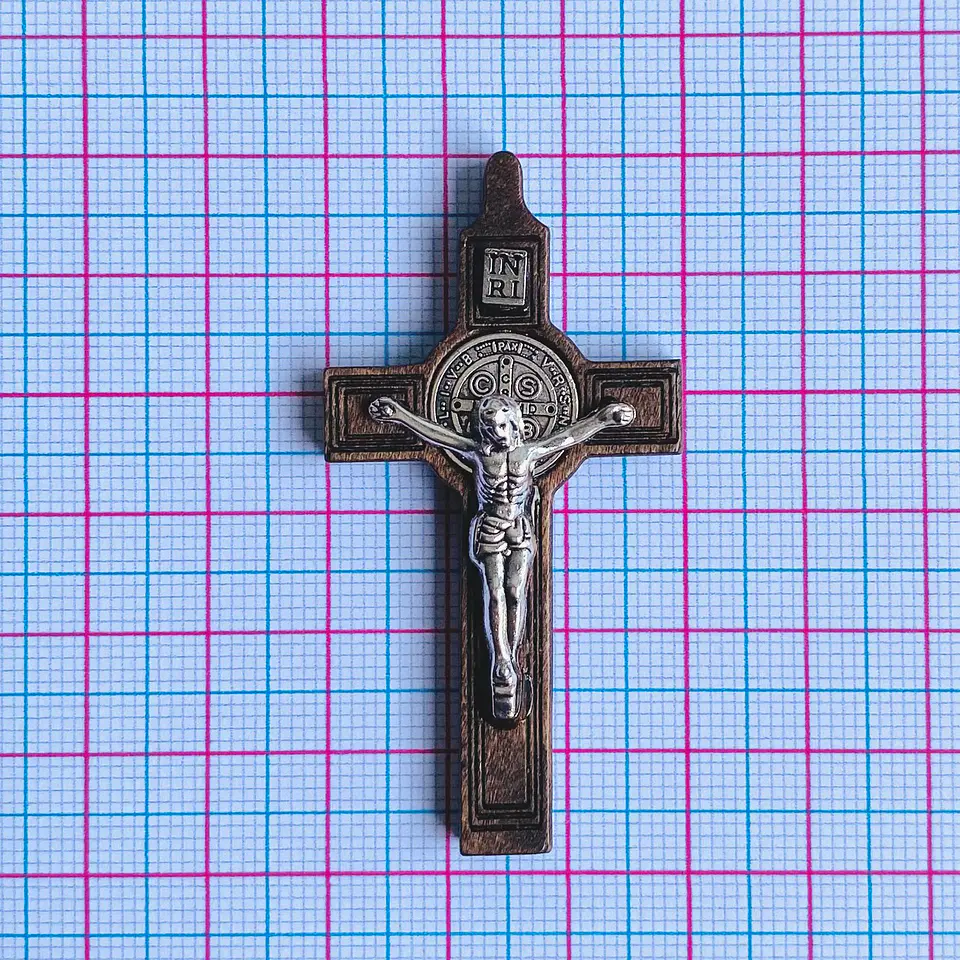 DIJE ✦ CRISTO EN MADERA Y ZAMAK 2