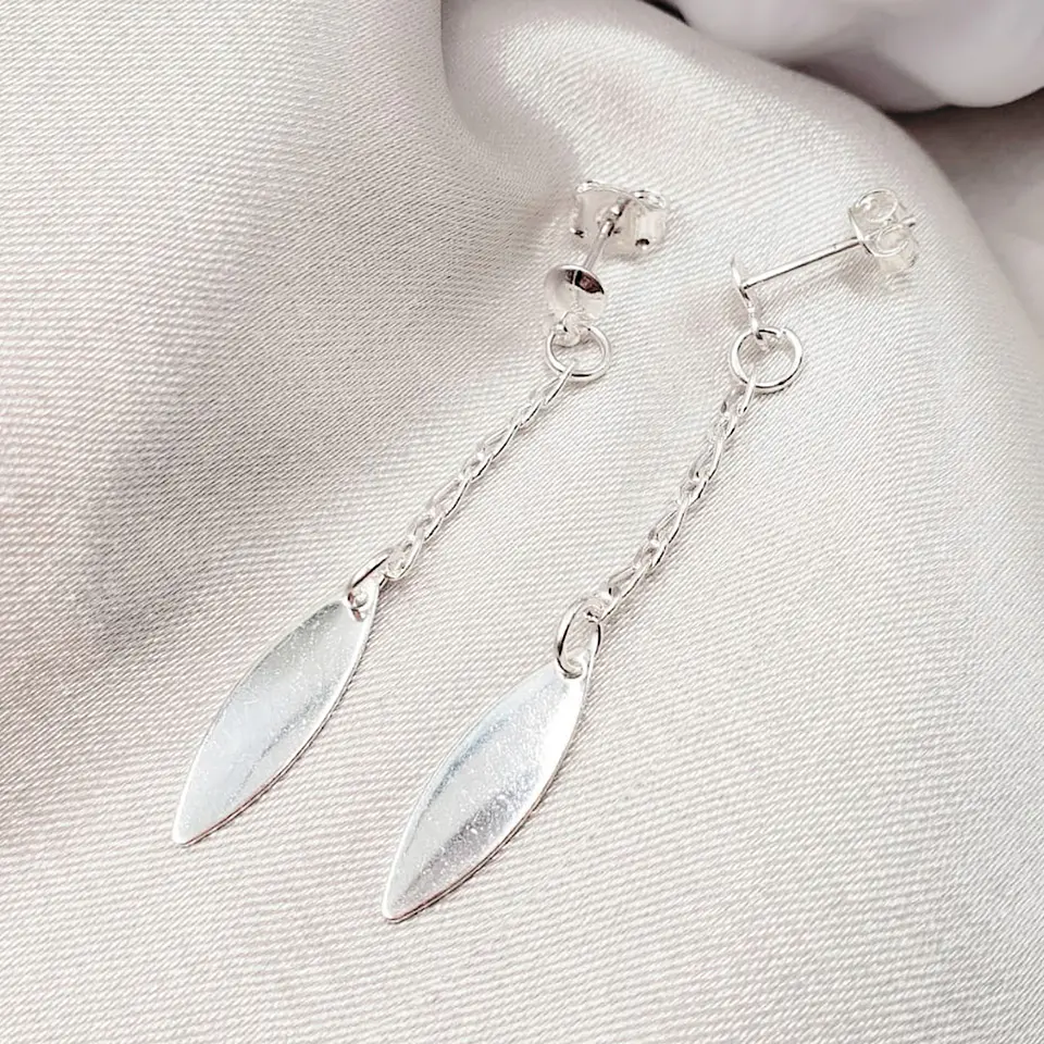 ARETE ✦ CON DIJE HOJA ALARGADA LISA  1