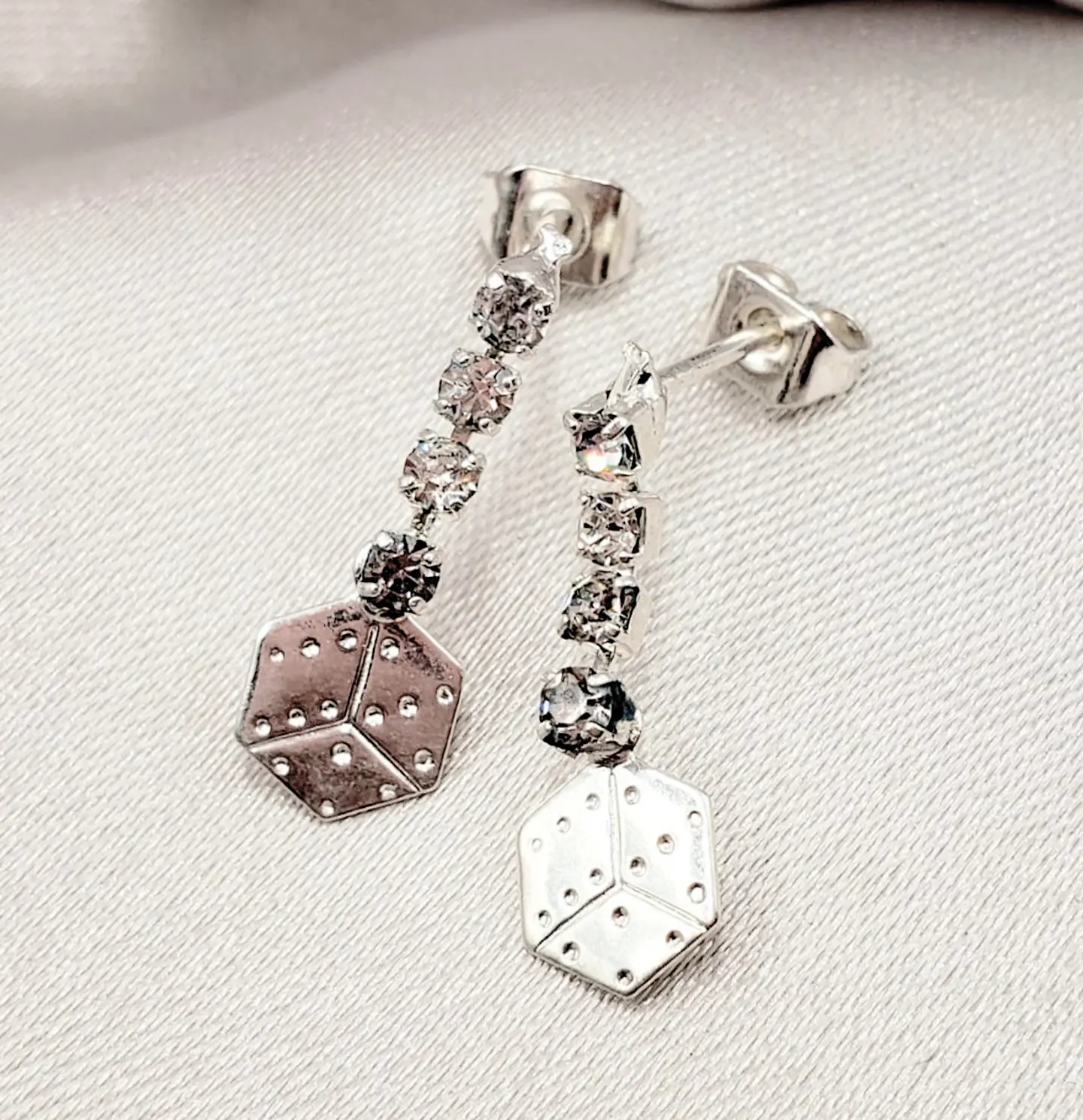 ARETE ✦ STRASS Y DIJE DE DADO 1