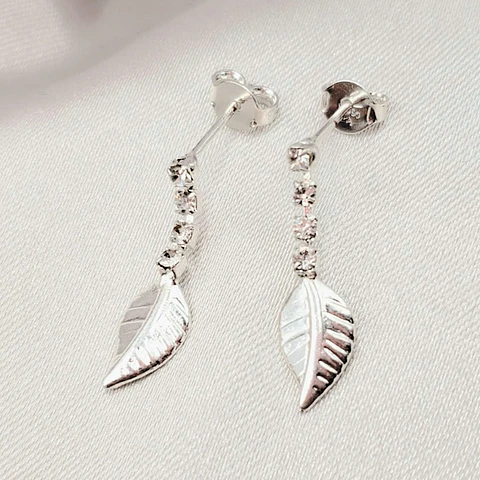 ARETE ✦ LARGO CON HOJA TALLADA 
