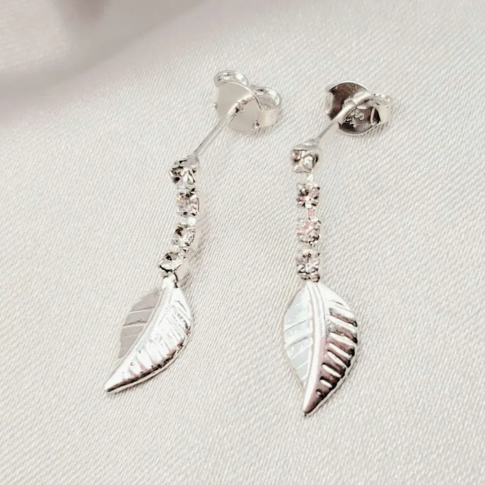 ARETE ✦ LARGO CON HOJA TALLADA  1