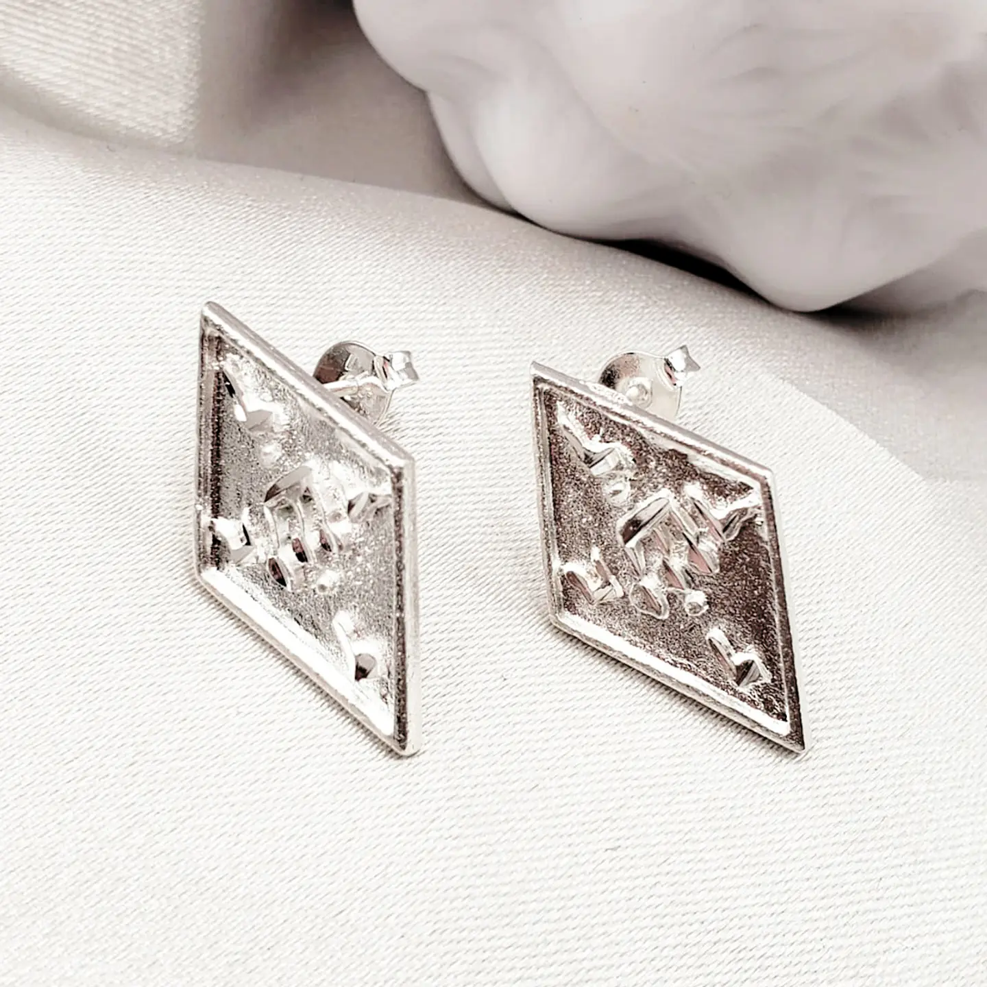 ARETE ✦ ROMBO GRABADO 1