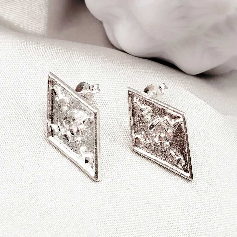 ARETE ✦ ROMBO GRABADO 1