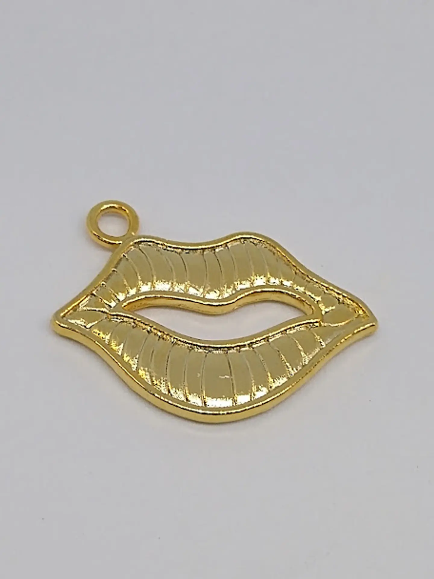 LABIOS BAÑO DE ORO 1-1243                      1