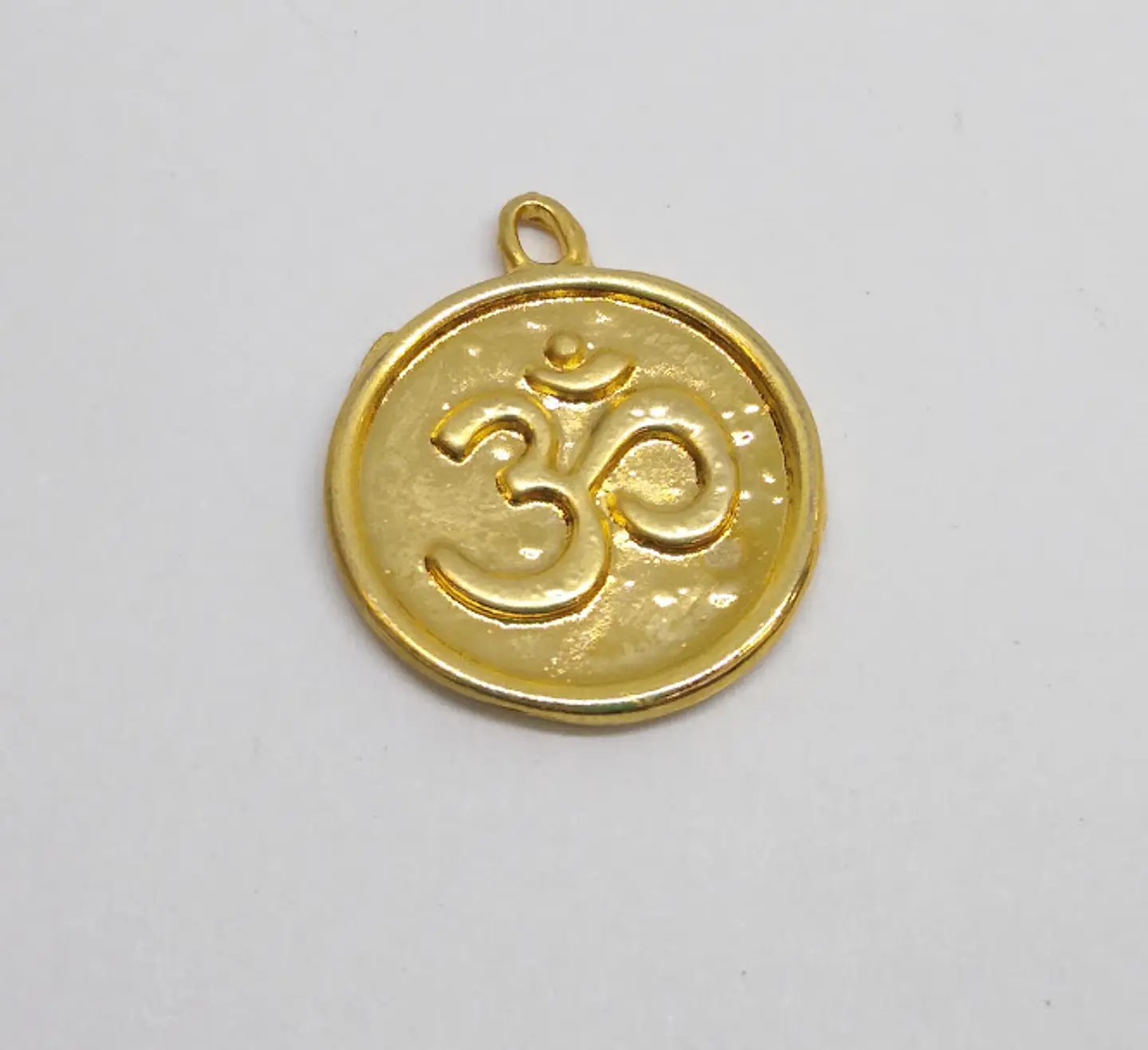 MONEDA OM BAÑO DE ORO T2802                                1
