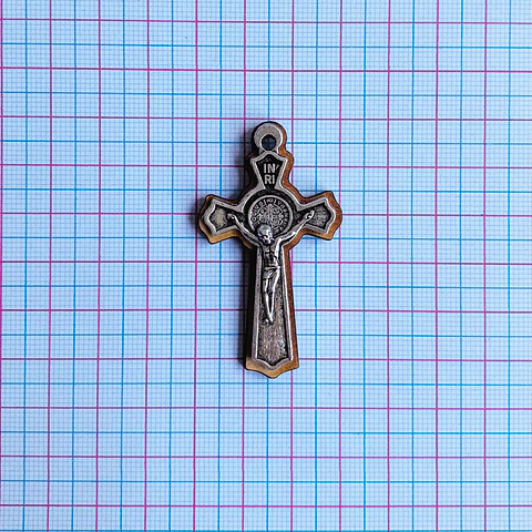DIJE ✦ CRUZ MADERA CON CRISTO EN ZAMAK