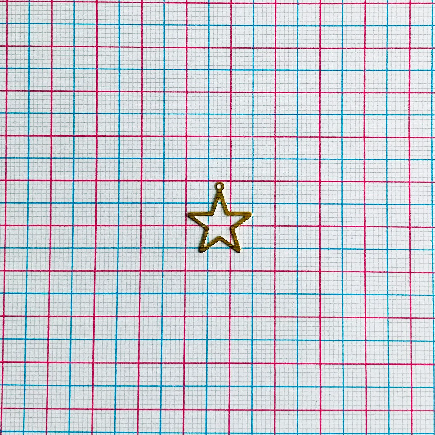 MINI DIJE ✦ ESTRELLA SILUETA LATÓN BAÑO DE ORO 15*16 MM 2