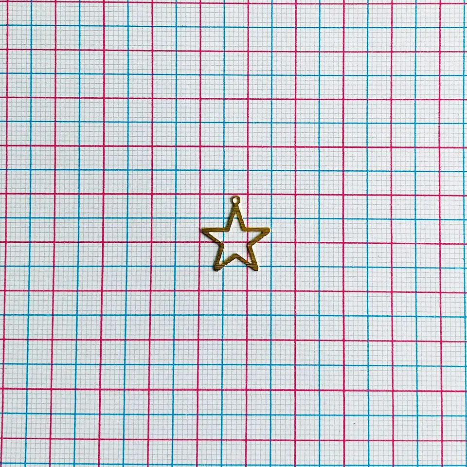 MINI DIJE ✦ ESTRELLA SILUETA LATÓN BAÑO DE ORO 15*16 MM 2