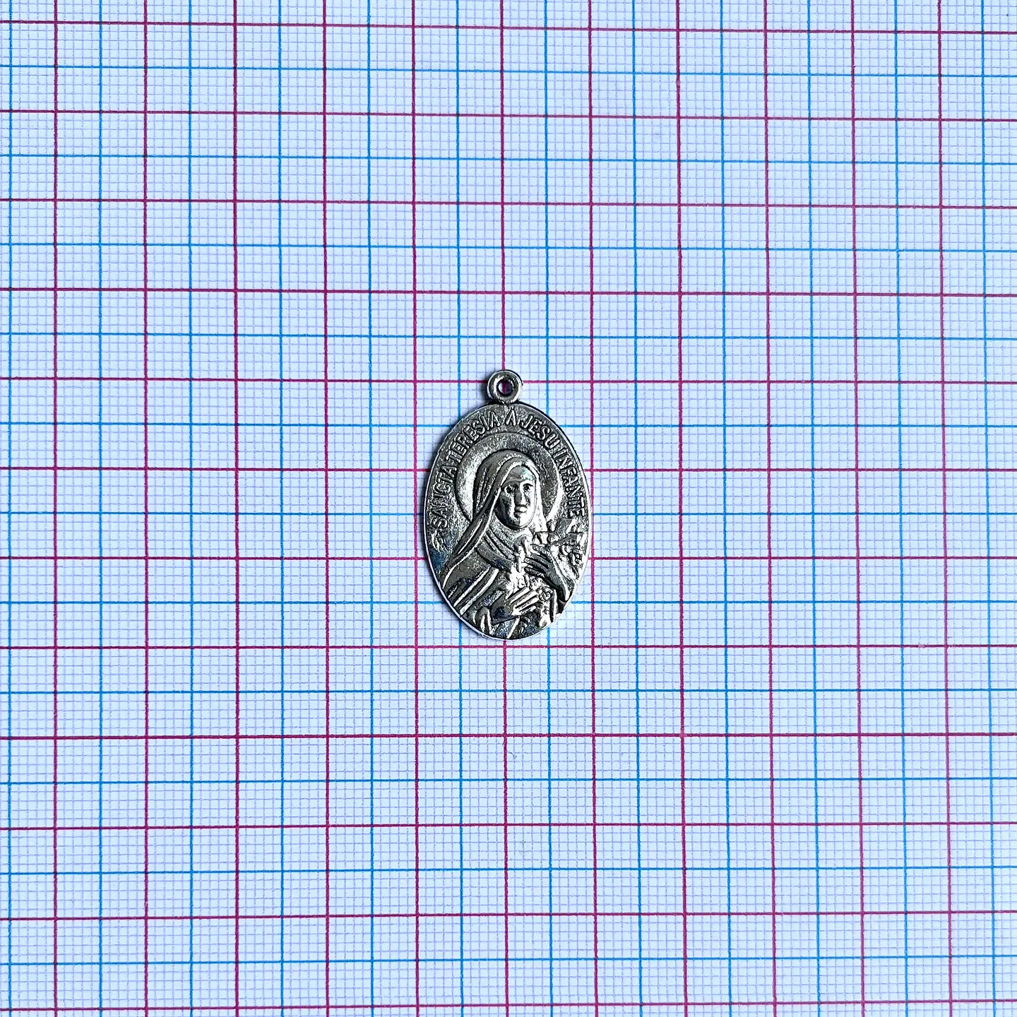 MEDALLA ✦ SANTA TERESITA DEL NIÑO JESÚS EN ZAMAK 2