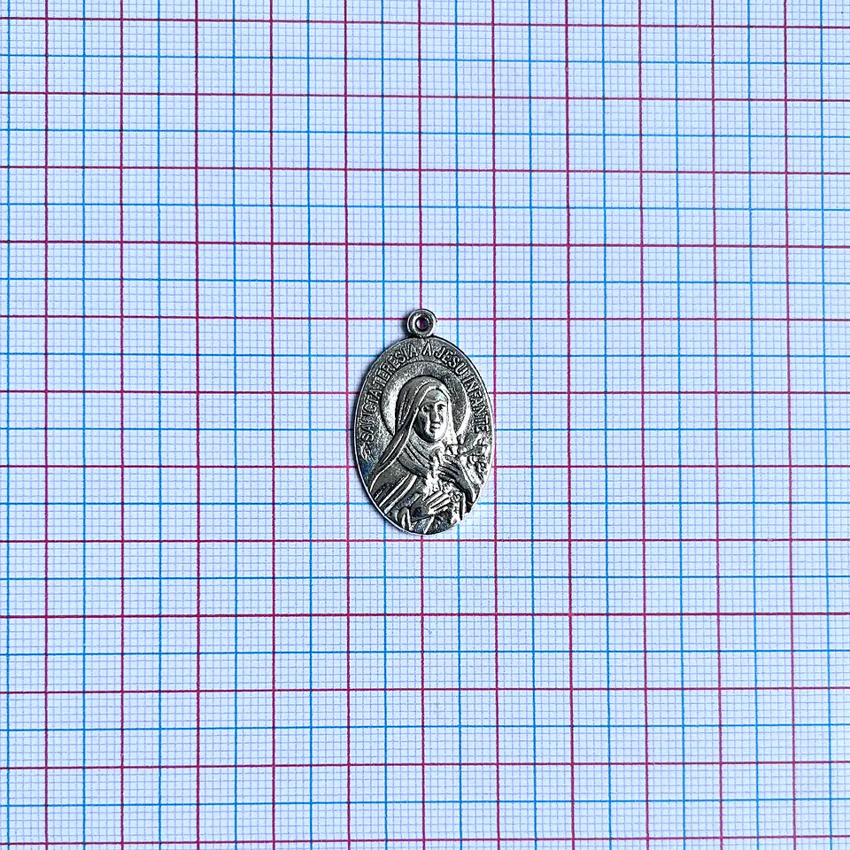 MEDALLA ✦ SANTA TERESITA DEL NIÑO JESÚS EN ZAMAK 2