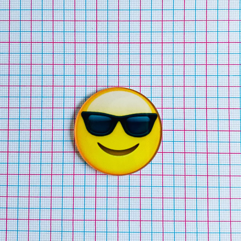 PIN EMOJI ✦ CARITA COOL ACRÍLICO 2