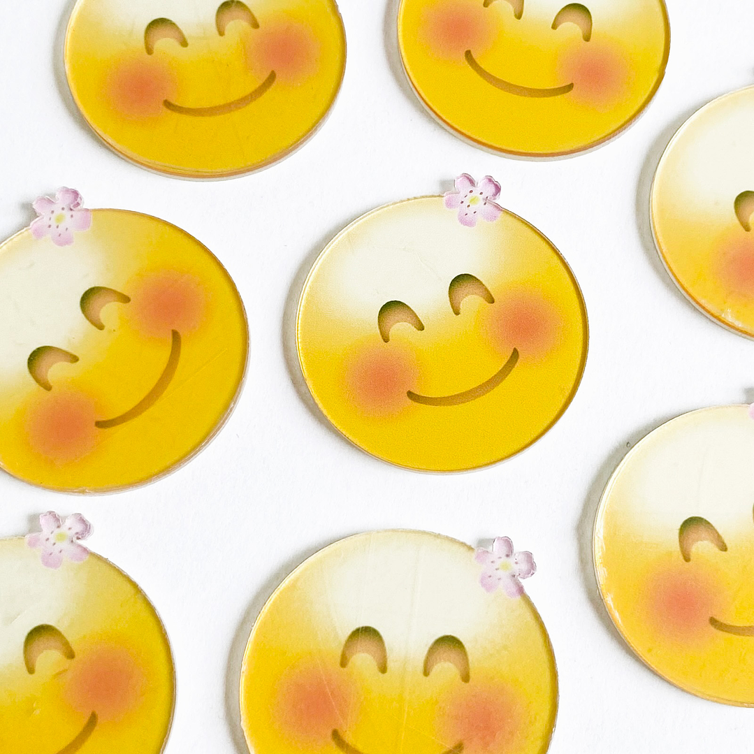 PIN EMOJI ✦ CARITA SONROJADA ACRÍLICA 1