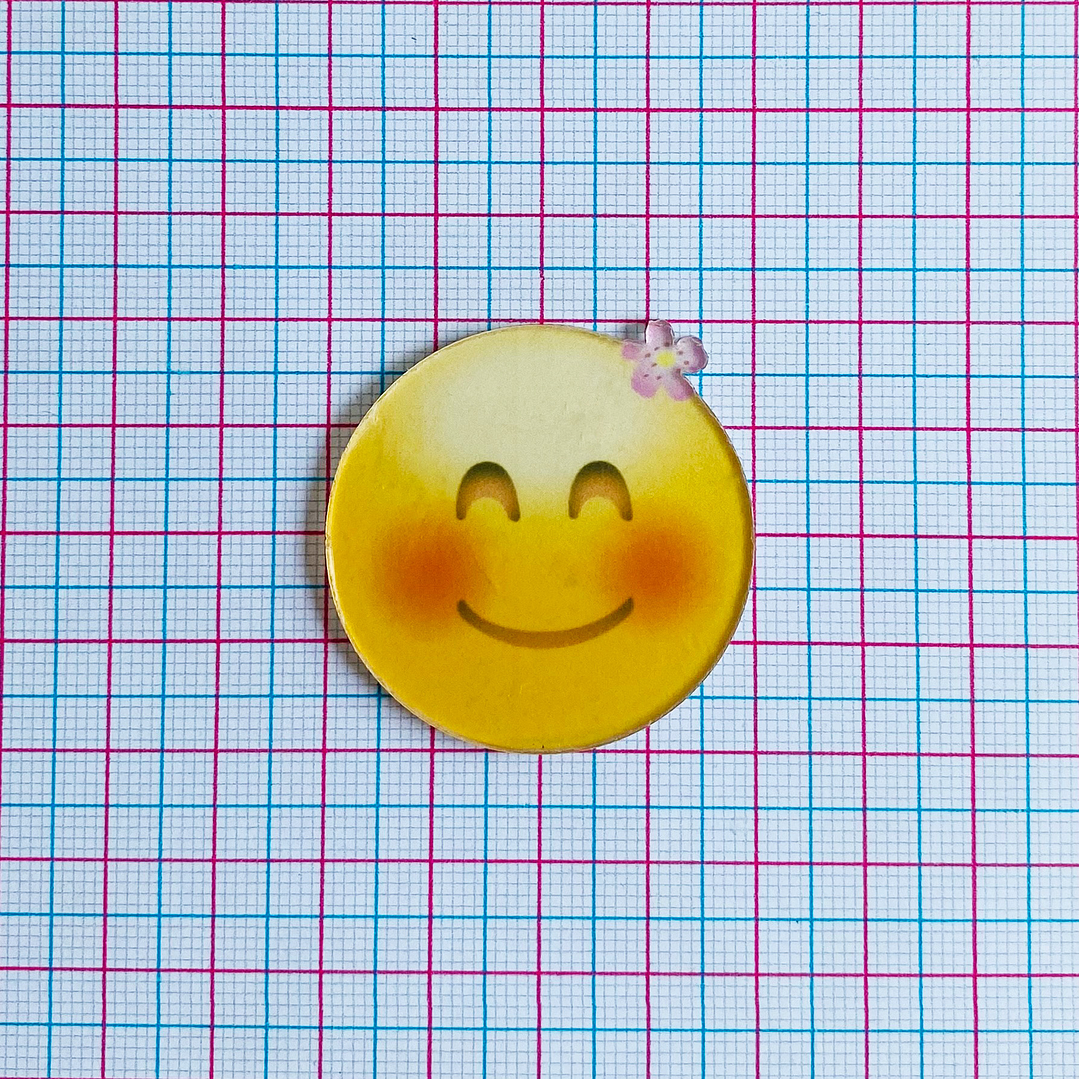 PIN EMOJI ✦ CARITA SONROJADA ACRÍLICA 2