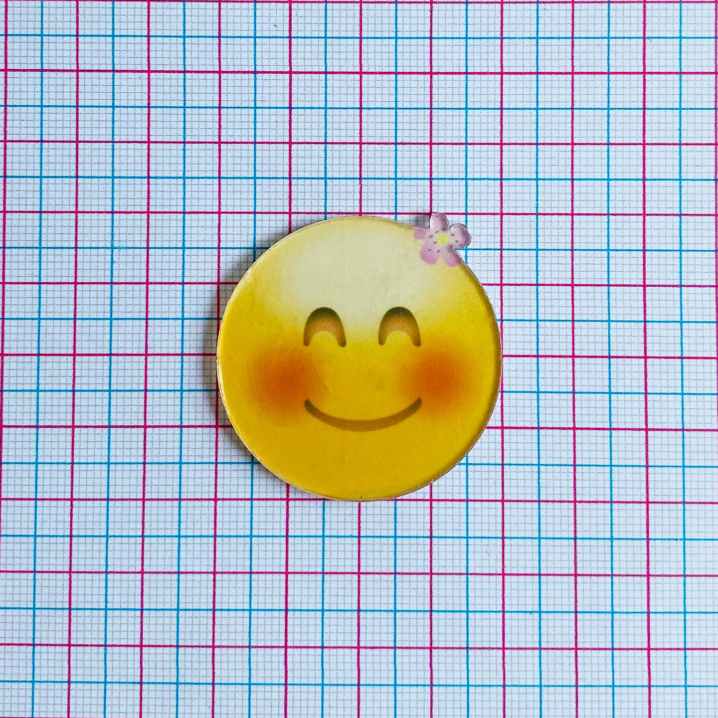 PIN EMOJI ✦ CARITA SONROJADA ACRÍLICA 2