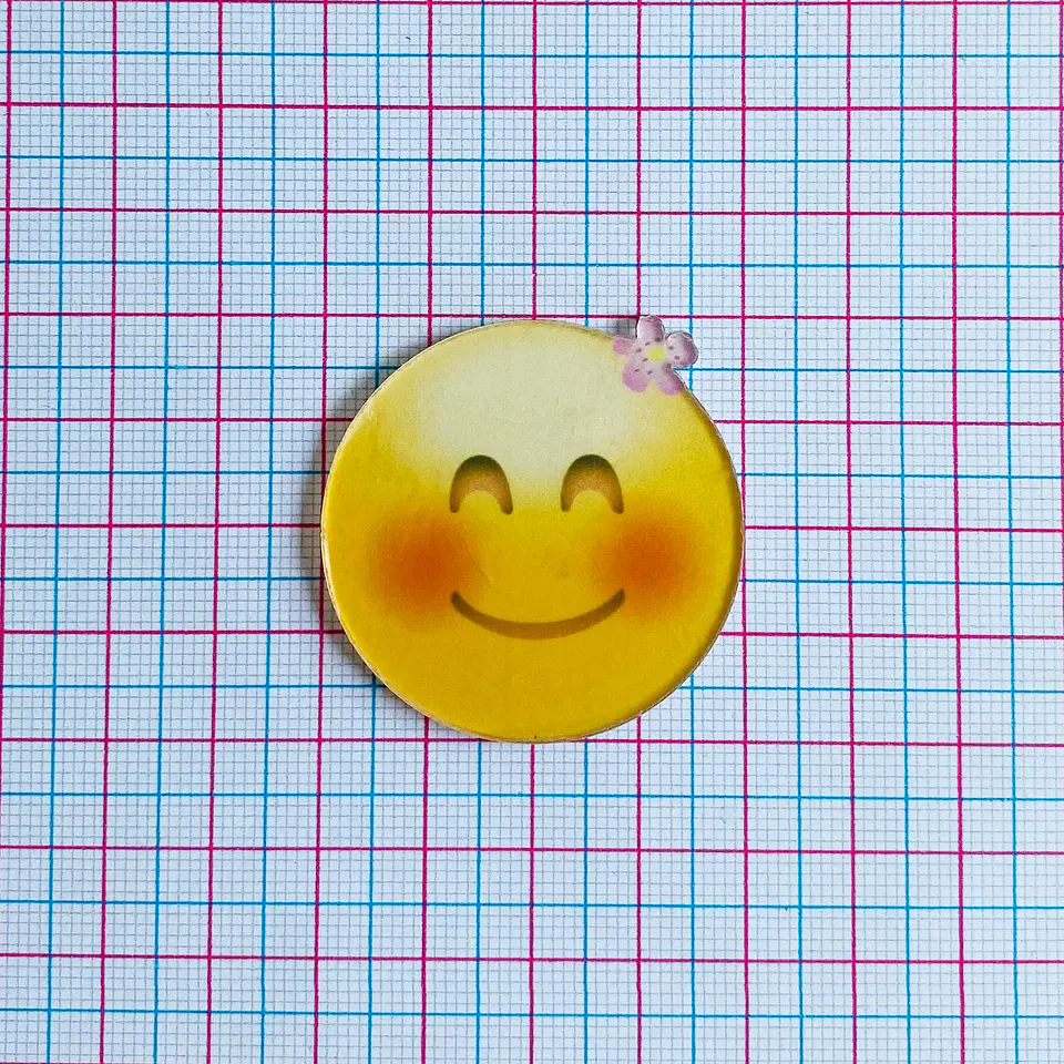 PIN EMOJI ✦ CARITA SONROJADA ACRÍLICA 2