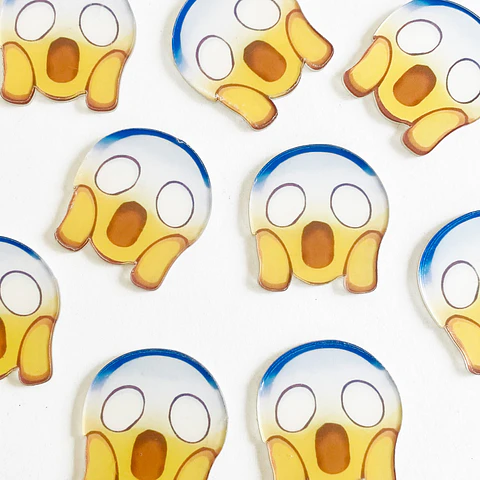 PIN EMOJI ✦ CARITA DE ASOMBRO ACRÍLICO