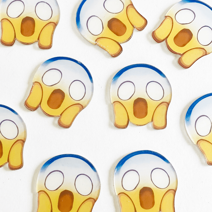 PIN EMOJI ✦ CARITA DE ASOMBRO ACRÍLICO 1