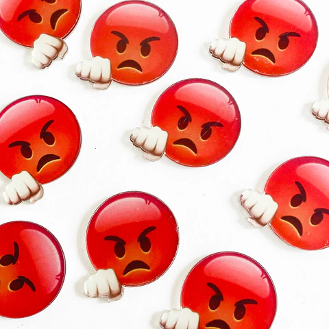 PIN EMOJI ✦ CARITA ENOJADA ACRÍLICO