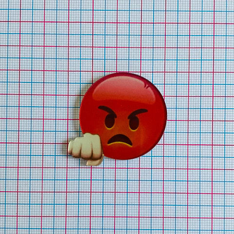 PIN EMOJI ✦ CARITA ENOJADA ACRÍLICO