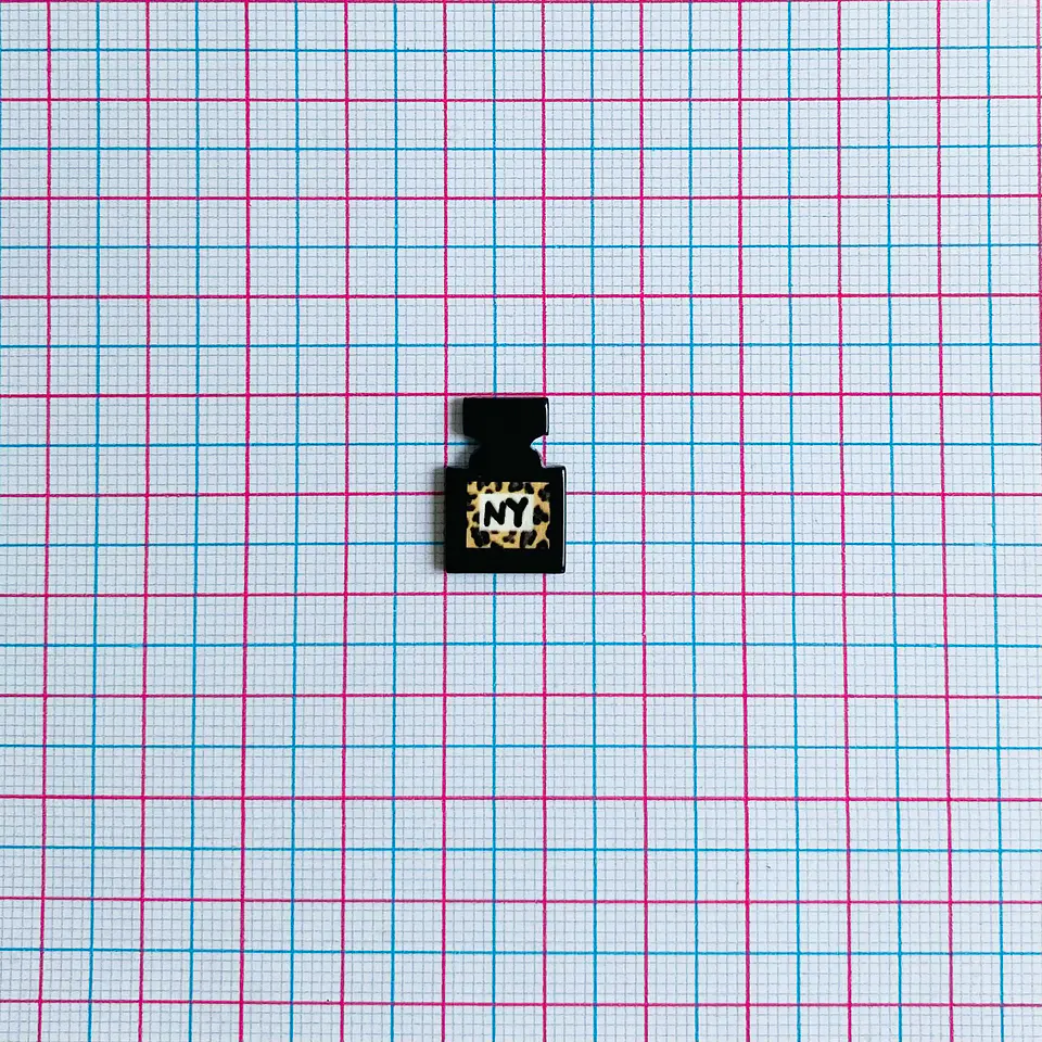 PIN ✦ PERFUME ACRÍLICO 2
