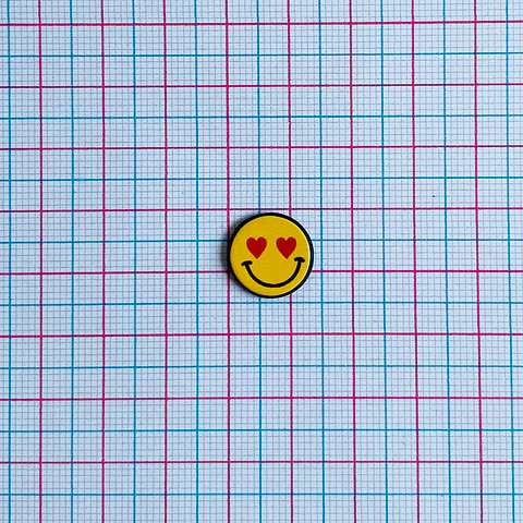 PIN ✦ CARITA ENAMORADO ACRILICO