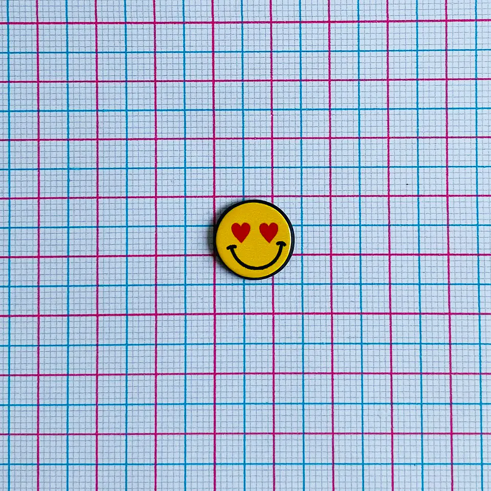 PIN ✦ CARITA ENAMORADO ACRILICO 2