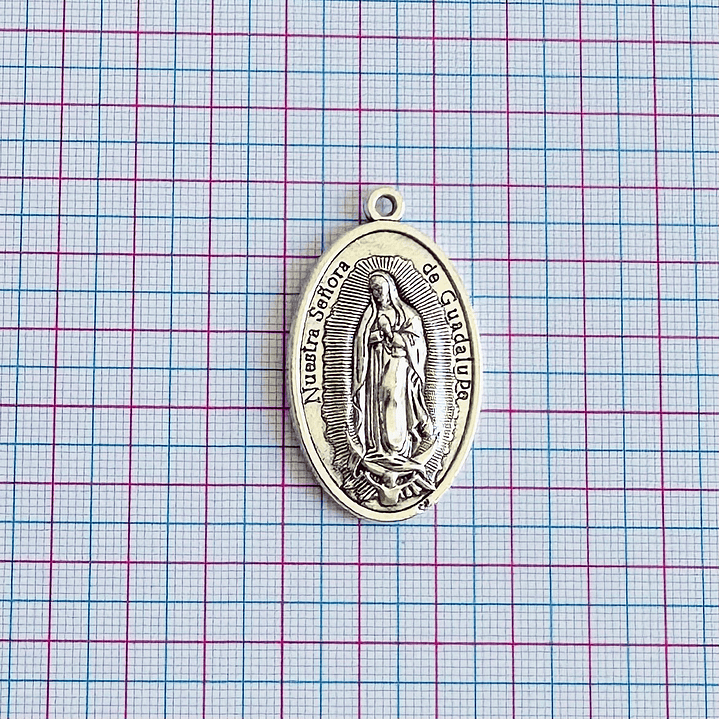 MEDALLA ✦ VIRGEN DE GUADALUPE / DIVINO NIÑO ZAMAK 2