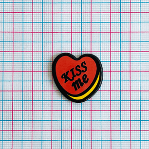 PIN ✦ CORAZÓN KISS ME ACRÍLICO
