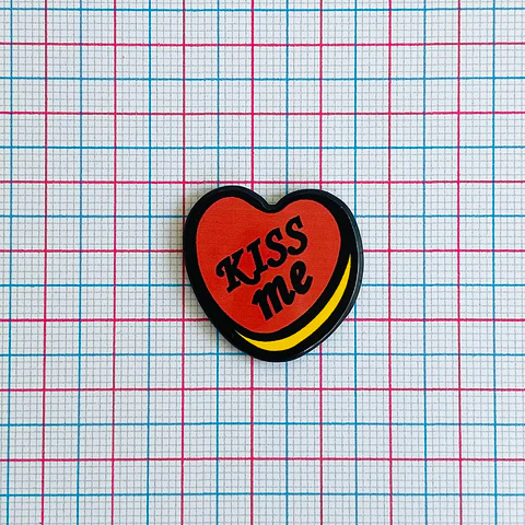 PIN ✦ CORAZÓN KISS ME ACRÍLICO