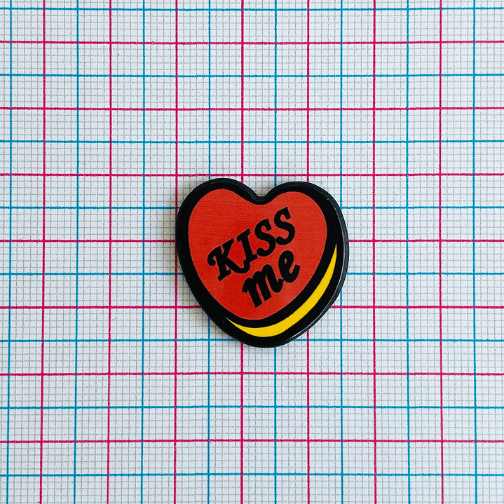 PIN ✦ CORAZÓN KISS ME ACRÍLICO 2