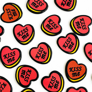 PIN ✦ CORAZÓN KISS ME ACRÍLICO