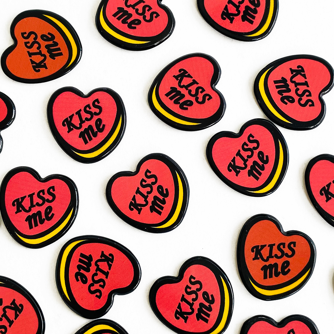 PIN ✦ CORAZÓN KISS ME ACRÍLICO 1