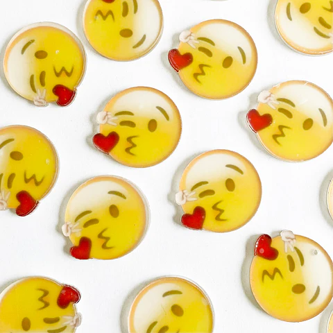 PIN EMOJI ✦ BESO ACRILICO